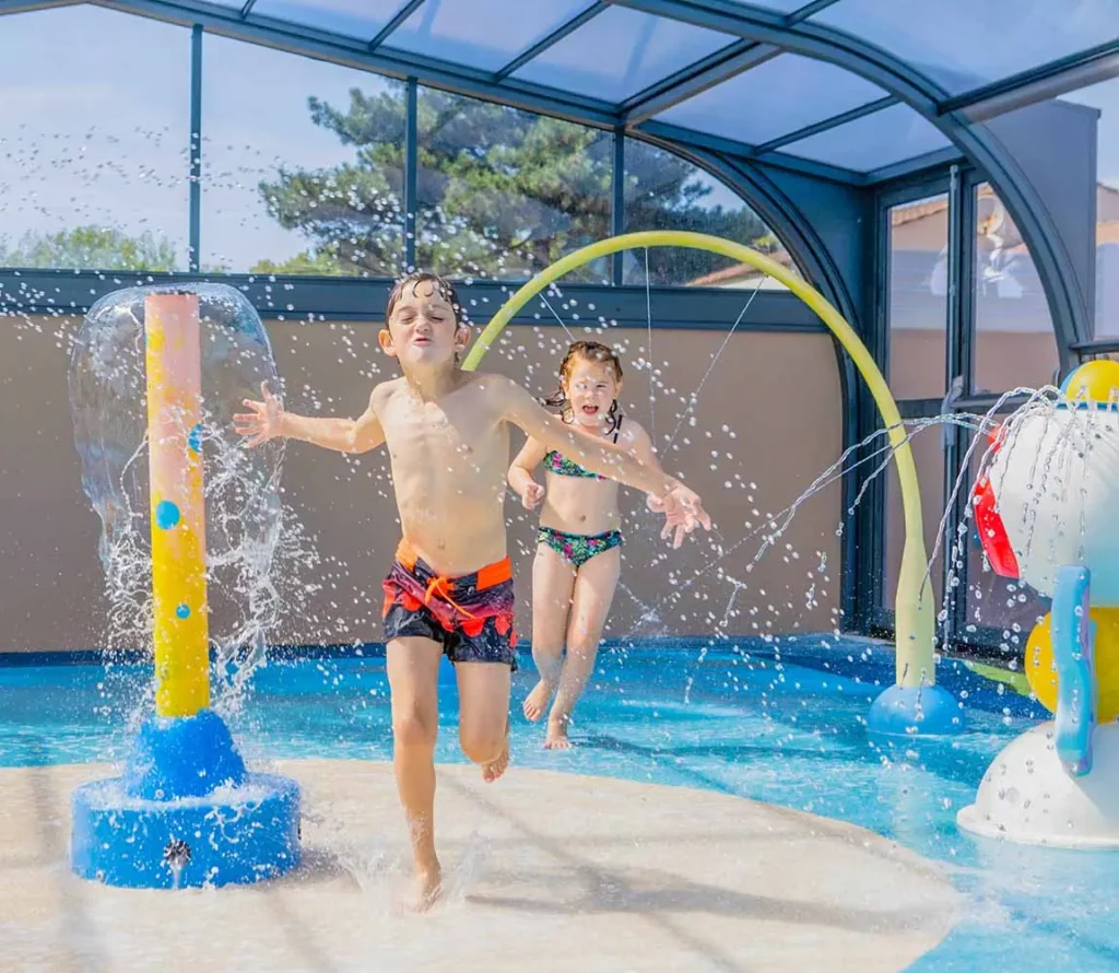 Jeux enfants piscine Camping Paradis La Bretonnière