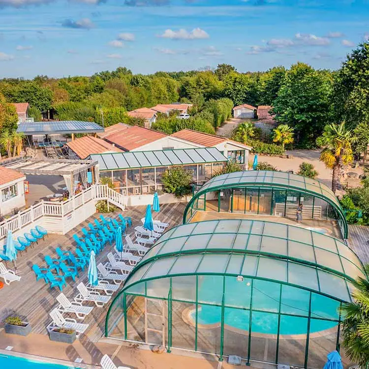 Piscine couverte et chauffée du camping en Vendée